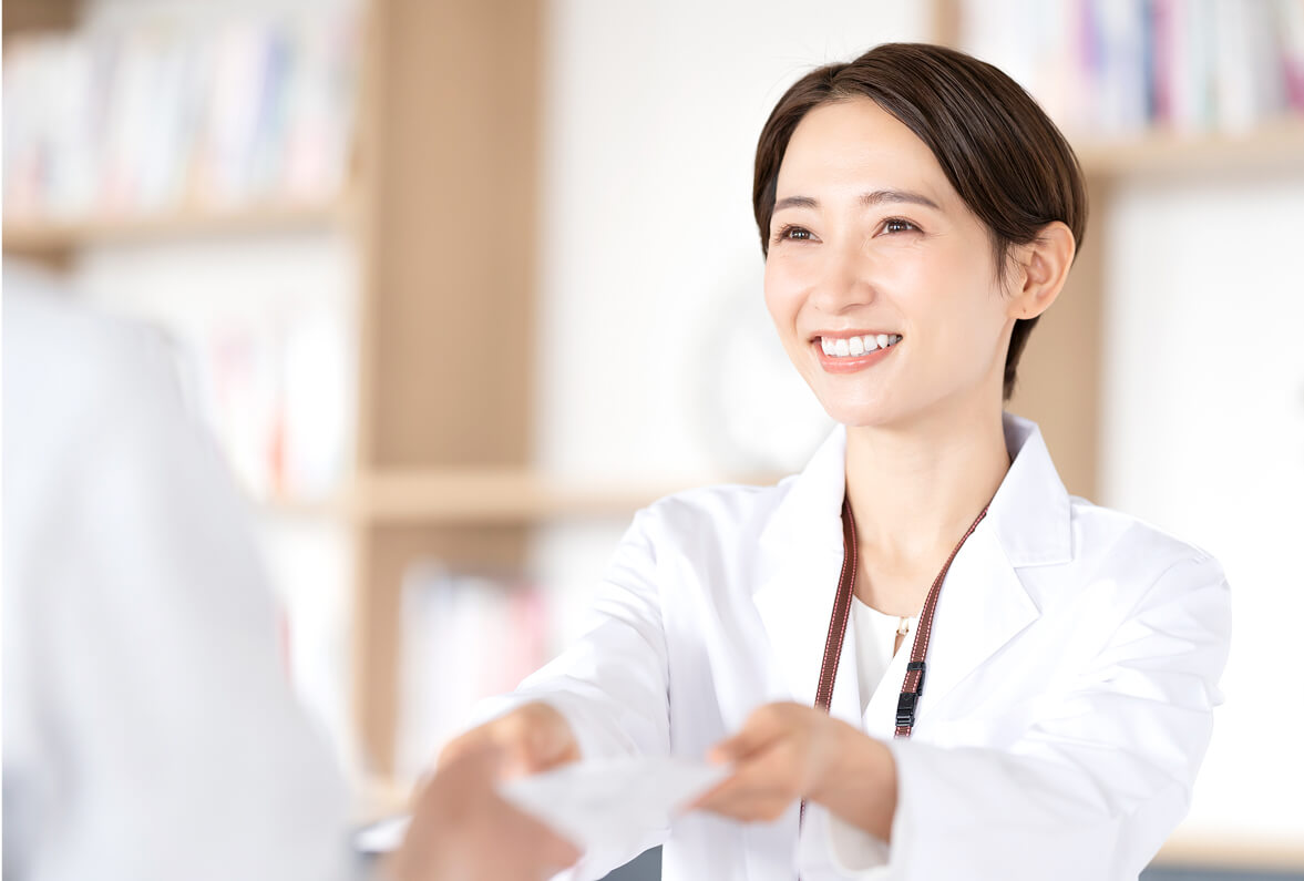 薬を患者さんに渡す様子