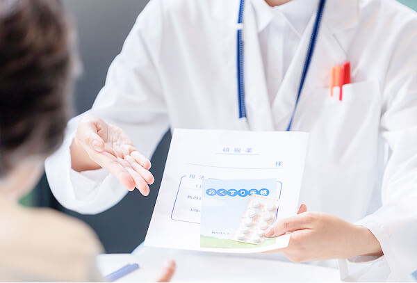 薬を説明する様子